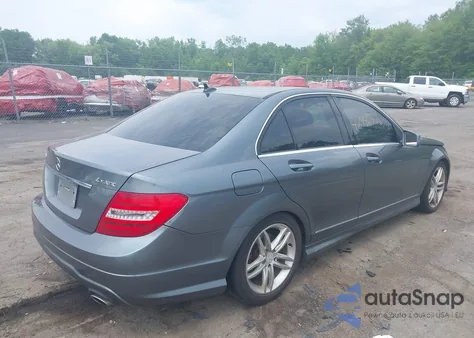 2012 Mercedes-Benz C 300 Luxury 4Matic/Sport 4Matic z USA, uszkodzony, nr VIN WDDGF8BBXCR209813